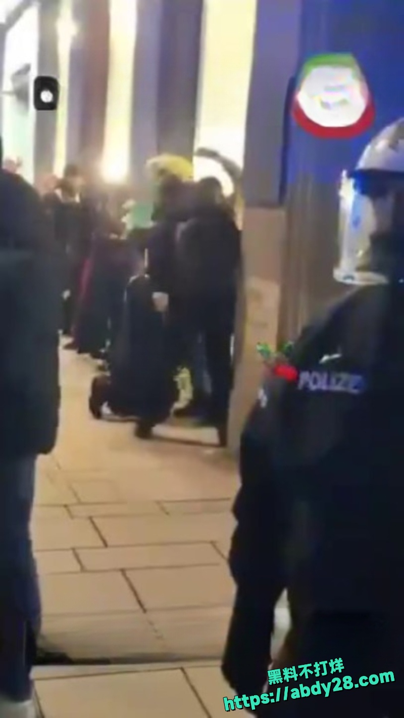 伦敦伊朗大使馆外连夜爆发冲突1