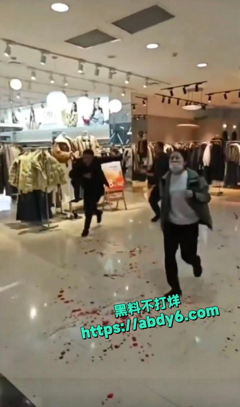 河南许昌胖东来时代广场一楼发生疑似持刀伤人事件2