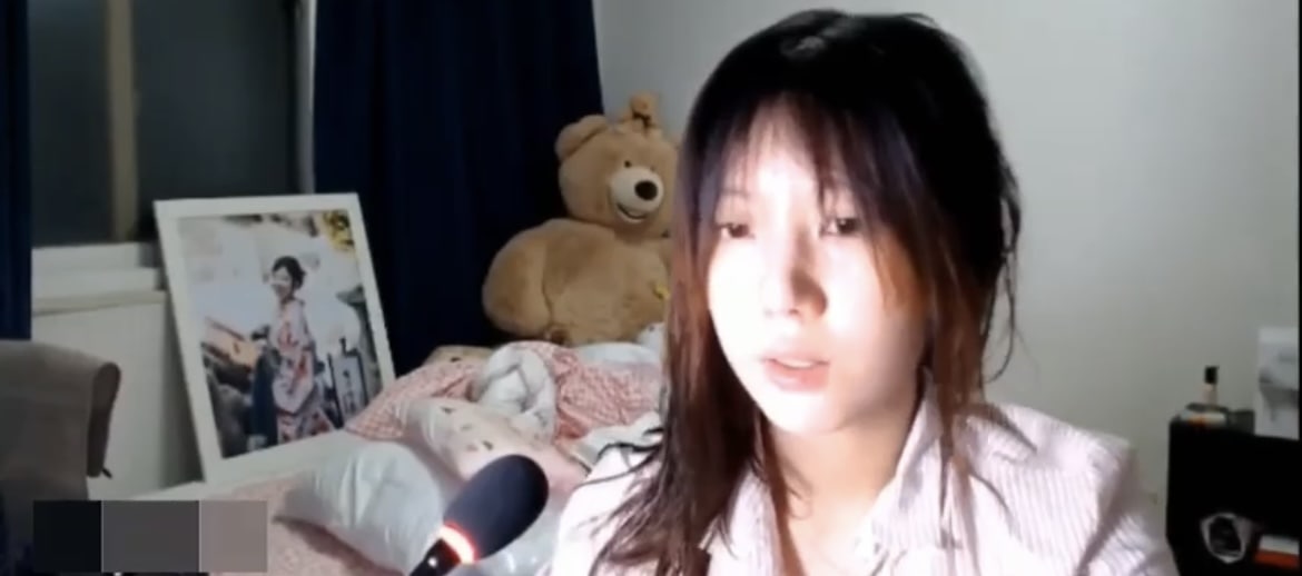 清纯美女极品美乳身材小姐姐忘记关播洗澡完调试设备被录屏