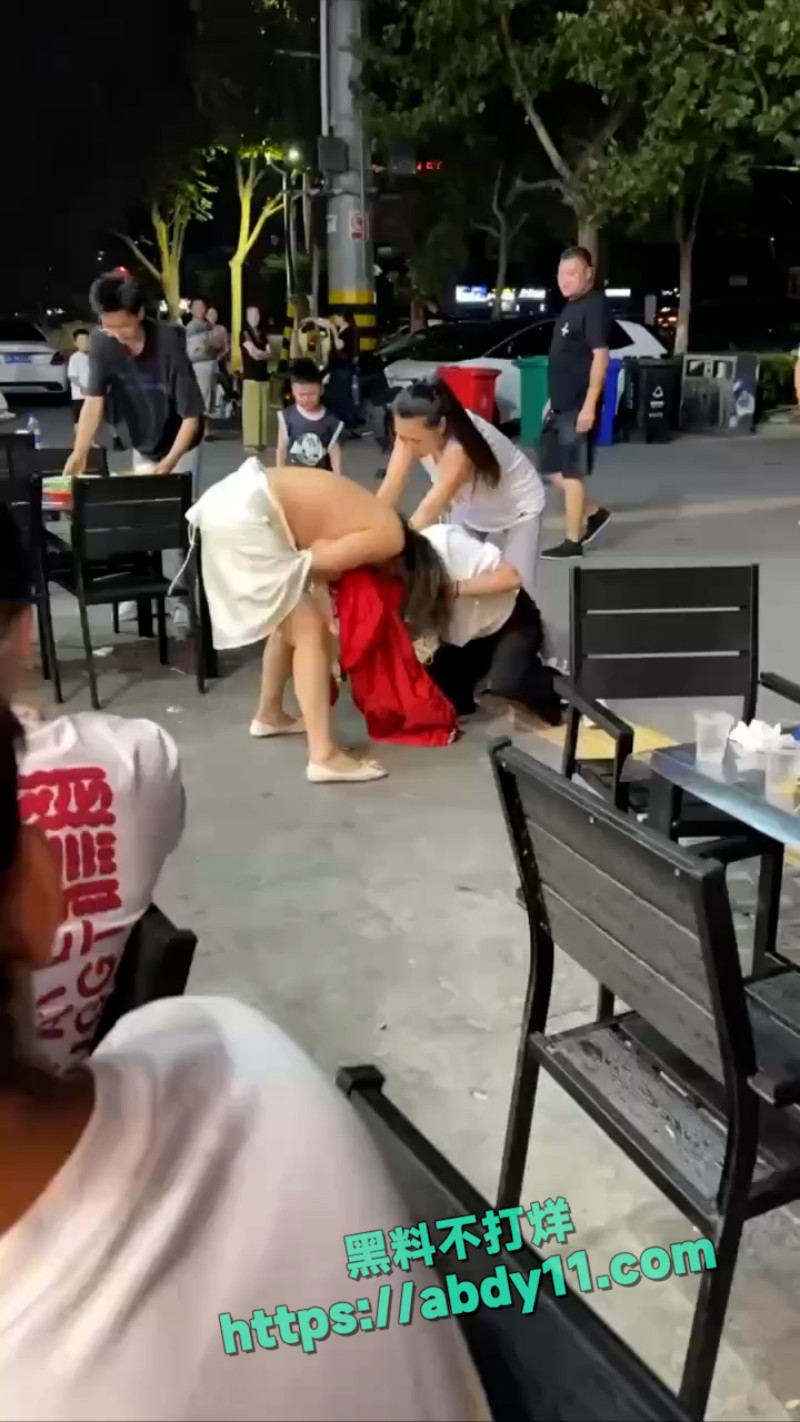 女人 打架 脱衣服 1