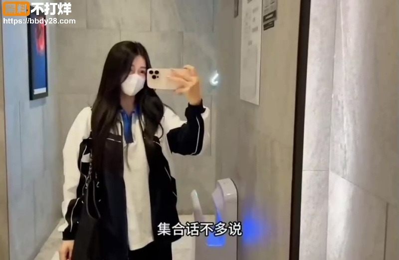 小小t穿上校服和铁粉约会开房7
