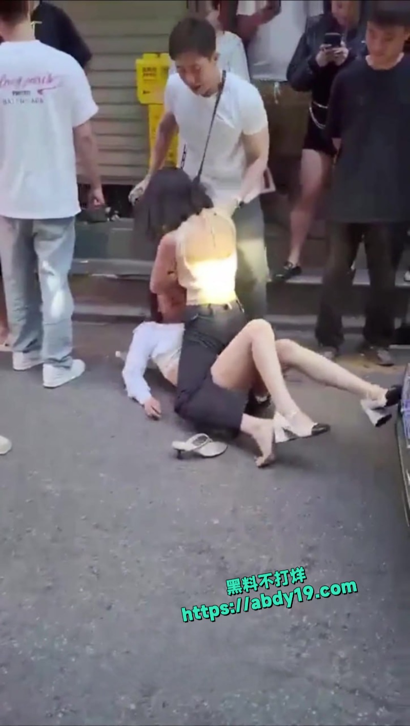 广州街头原配暴打小三 4