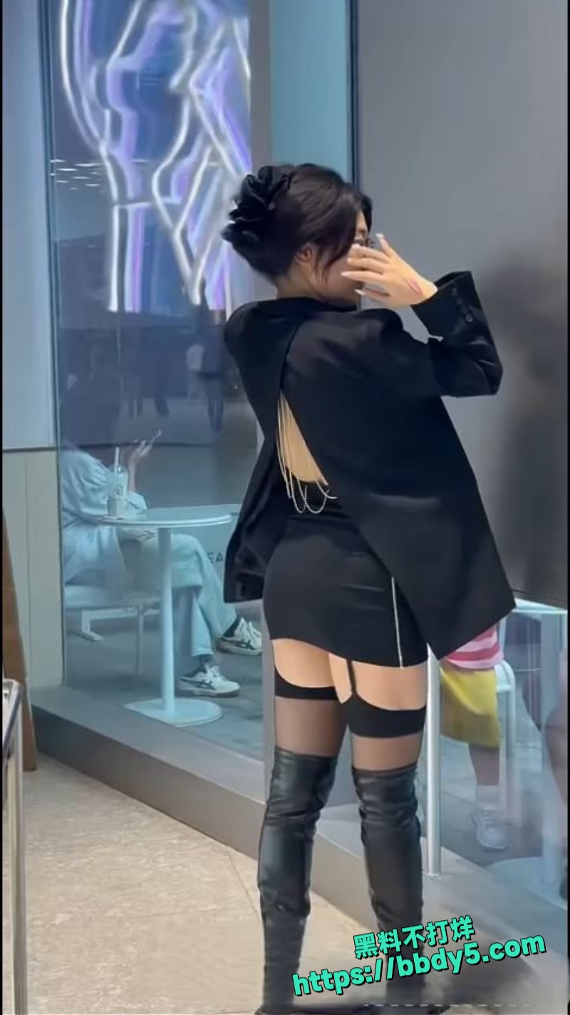 顶级反差婊 商场全裸吃面4