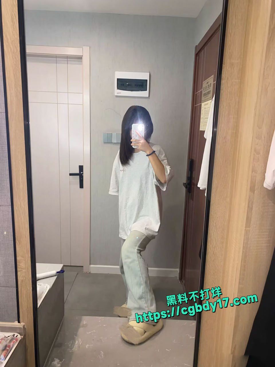 裸贷妹子蒋欣 微借款定制视频口叼内裤摆拍自慰抠出血2