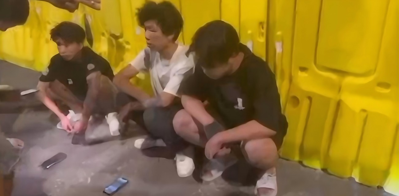 中澳三小伙偷车失败被抓 遭车主召集众人围殴逼互扇耳光脱裤羞辱