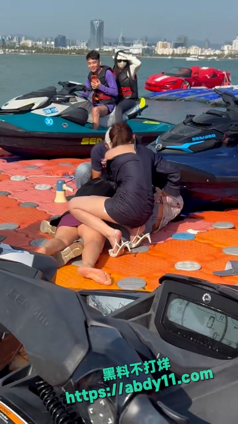 海南三亚钟情会所海边女人打架 17