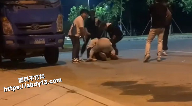精神小伙霸凌现场视频曝光