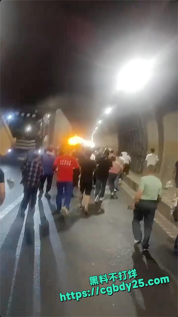 成巴高速拉液化气罐的车爆炸了4