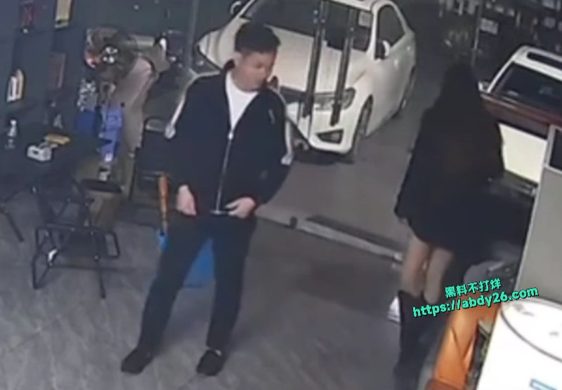 店里偷情被原配抓奸2