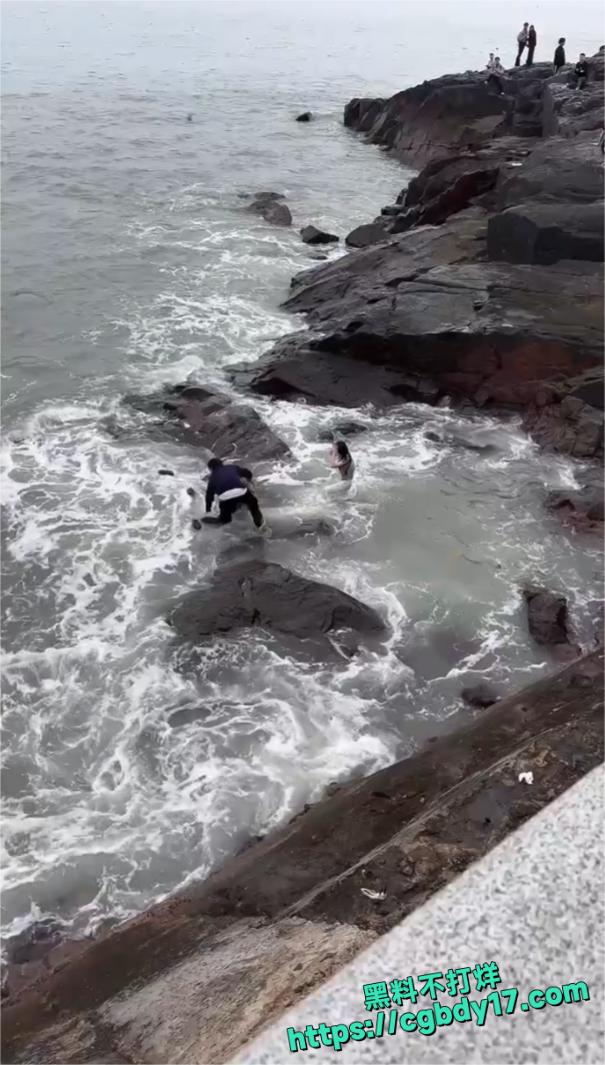 福州平潭岛仙人井 小姐姐为了拍照命差点没了