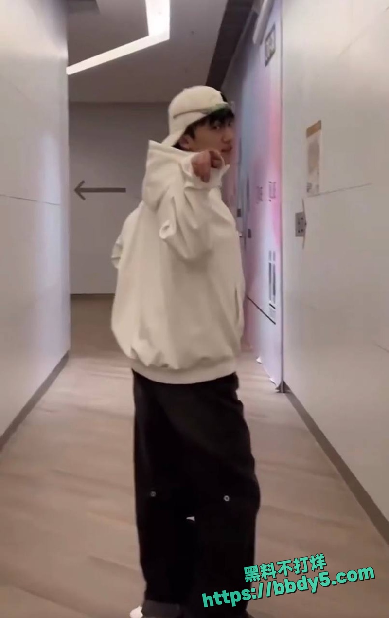 女网红小伊伊包养小鲜肉14