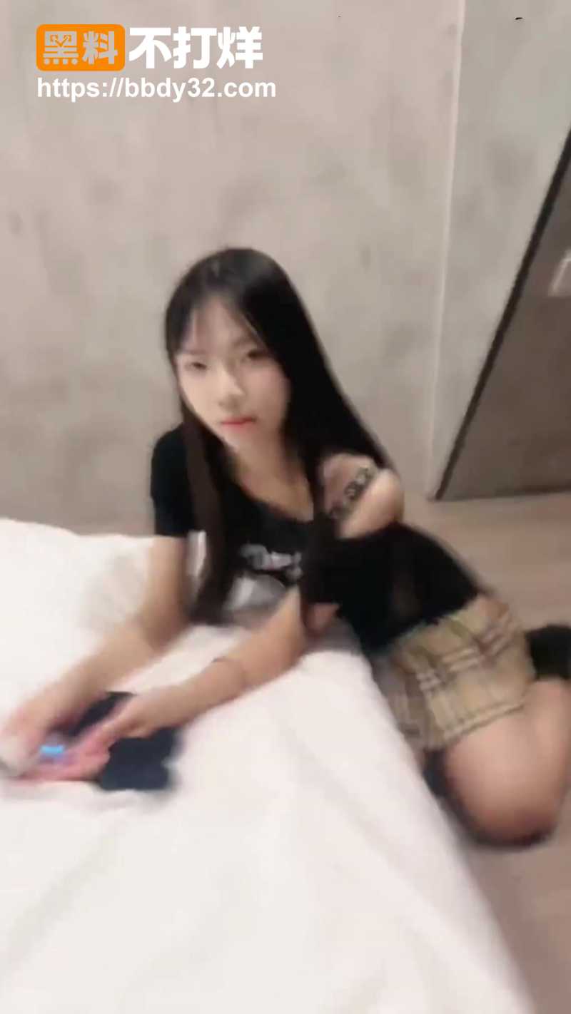 精神小妹带花臂闺蜜直播被大叔1