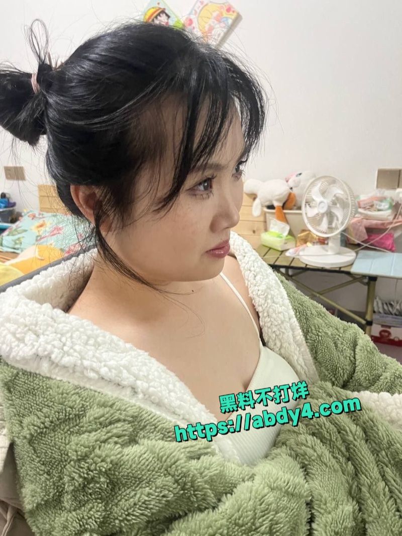 学妹一边工作一边榨精视频 1