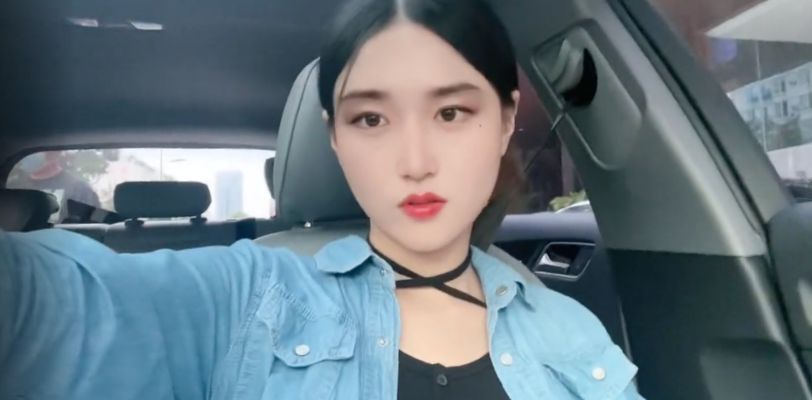 抖音花猫Amy毛衣露点福利 该说不说的这娘们是真的够骚