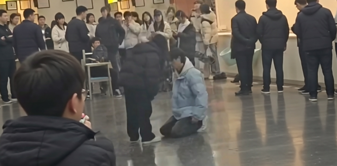 长沙艺工院海王男同时交往6人 被抓后当众下跪 食堂抓包现场太炸裂