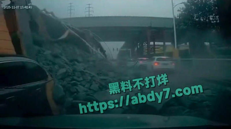 烟台渣土车侧翻掩埋两车事件详报 11