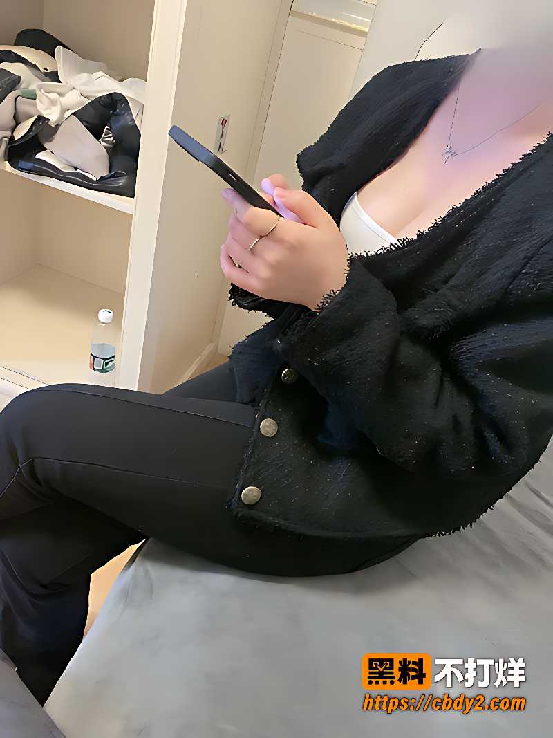 长腿嫂子舌头舔唇骚逼湿透3