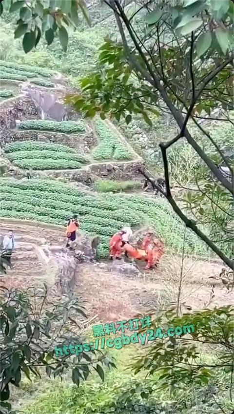 集美登山队带着两个儿子爬瀑布掉下来摔死了6