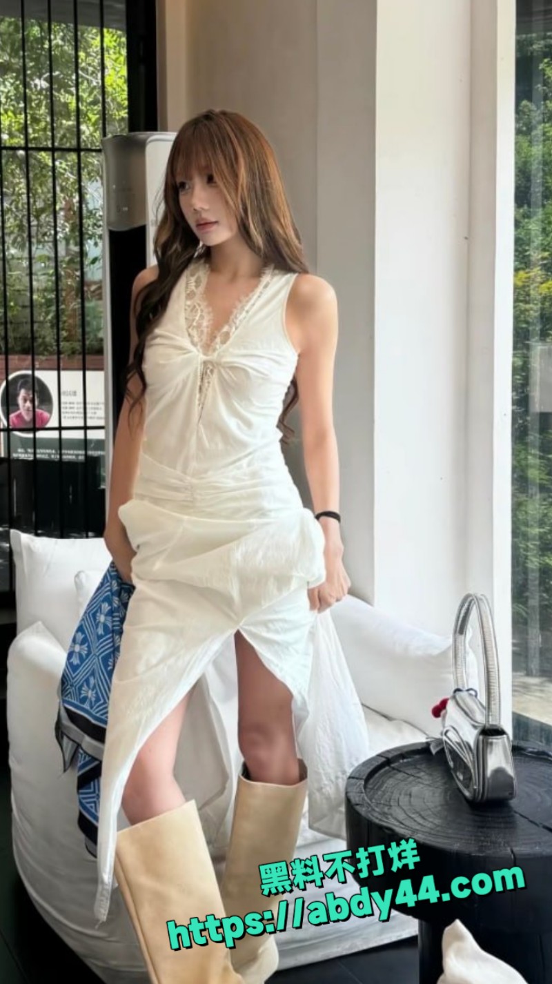 白丝吊带舔大哥鸡巴 4