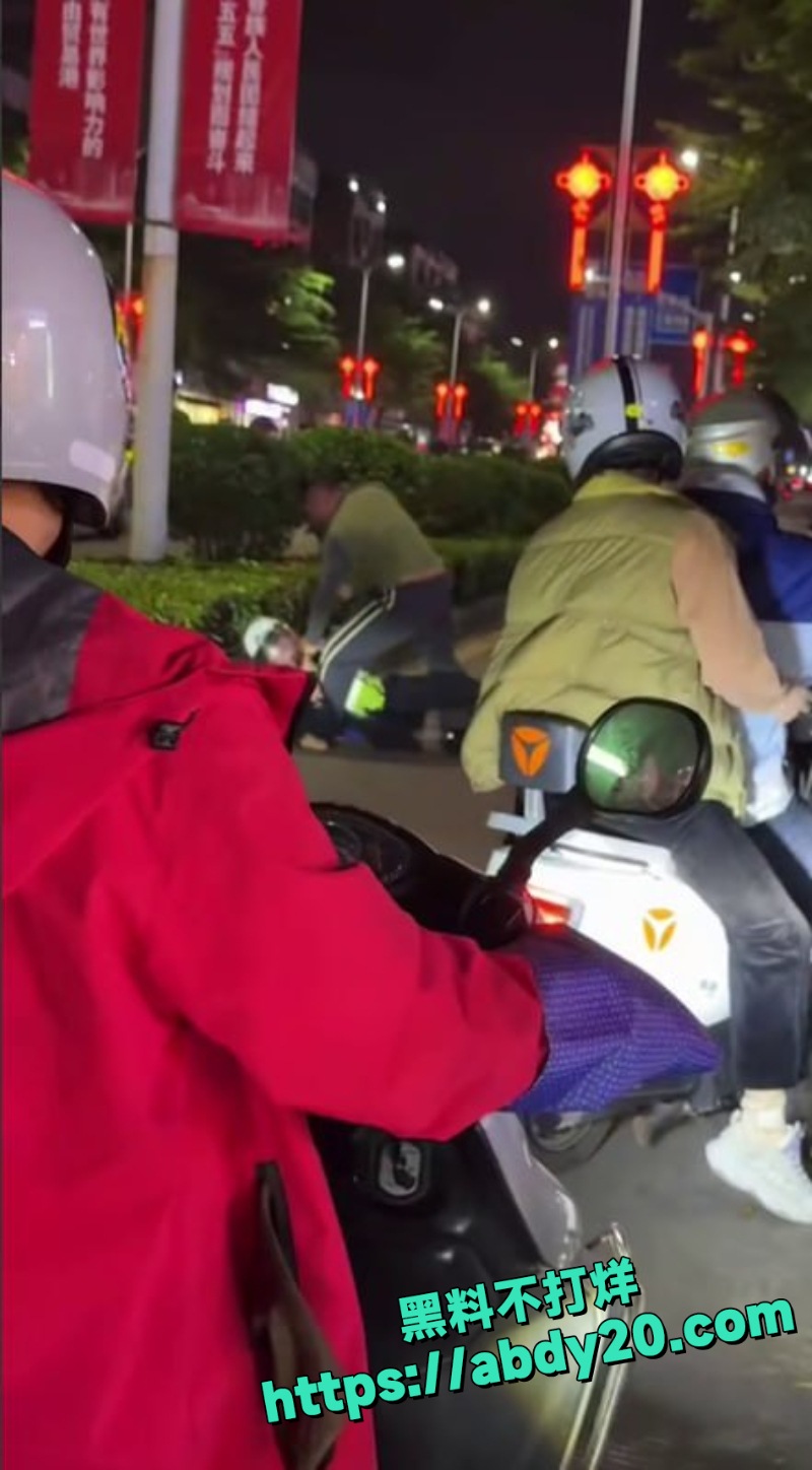 男子当街暴力打交警被抓3