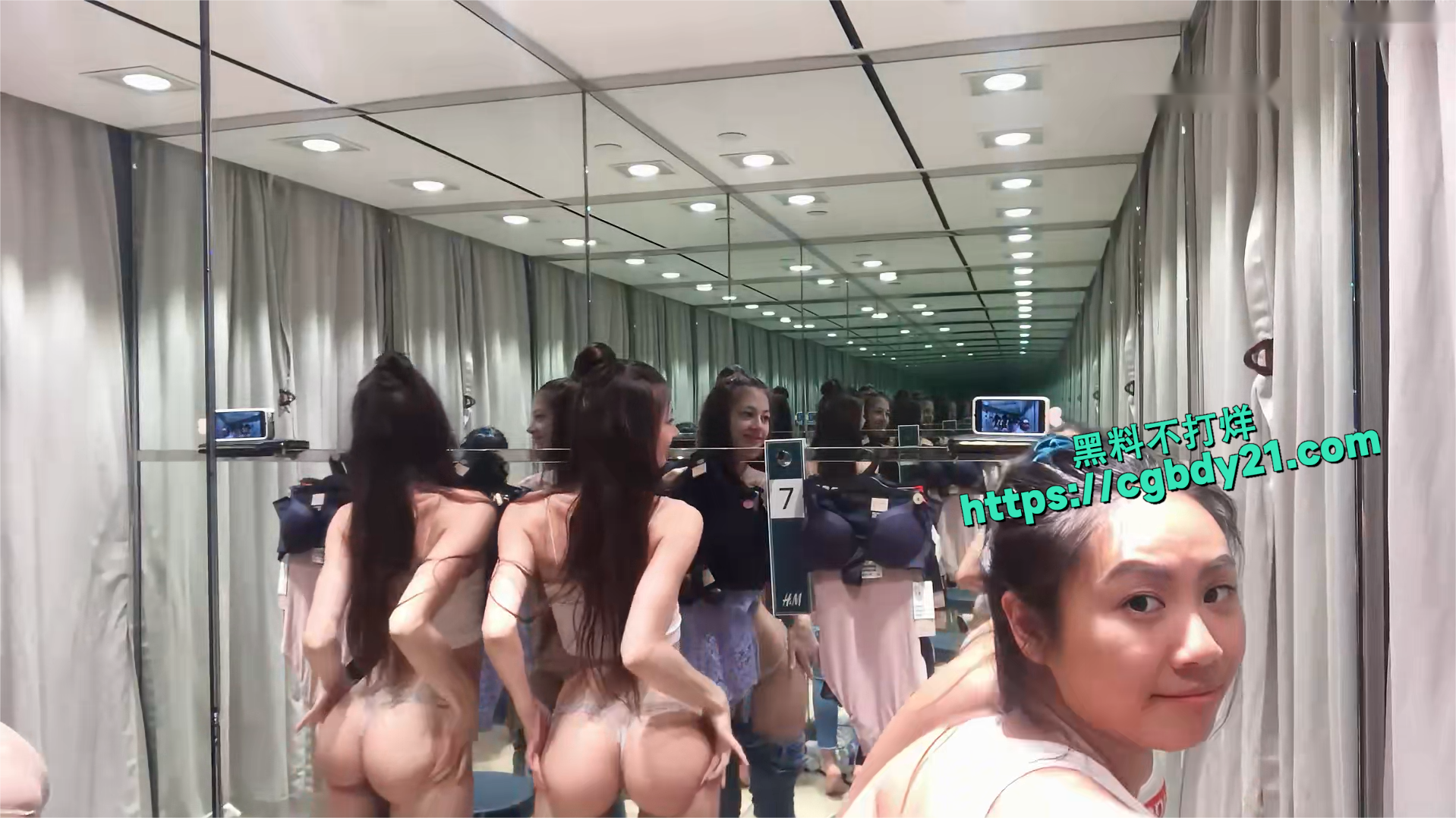 身材超正混血女神和闺蜜试衣间换衣4