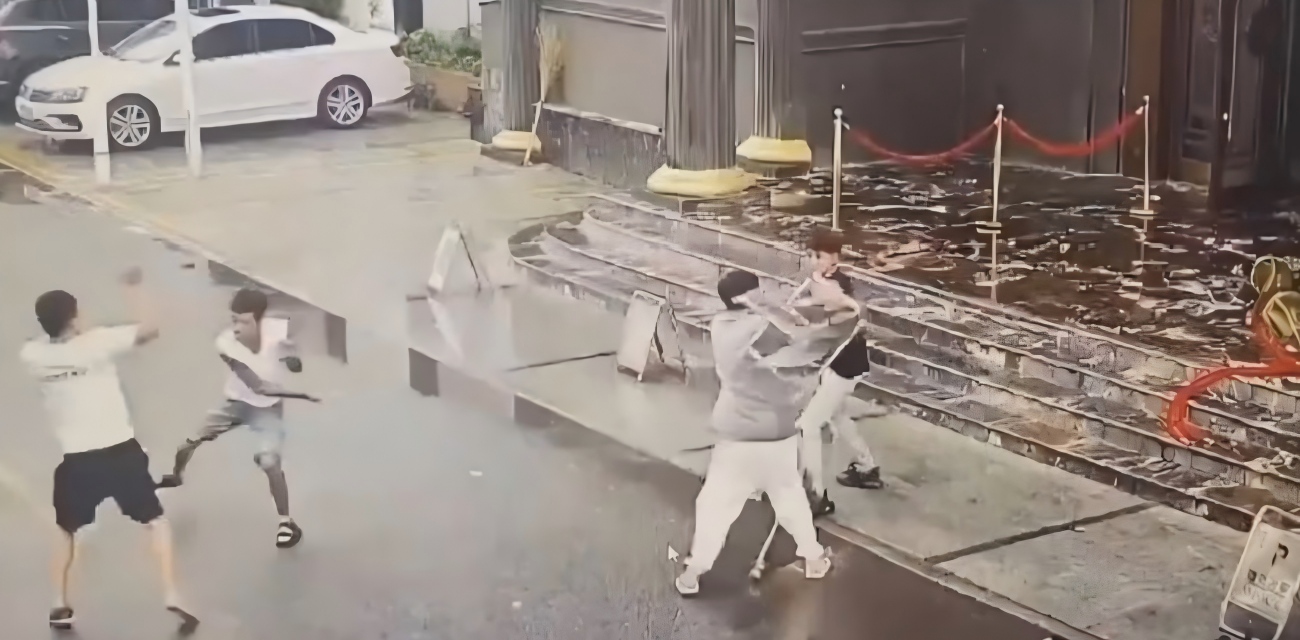 酒店门口血案 两大哥寒暄遭菜刀狂砍 头裂血流台阶染红 监控还原惊魂瞬间