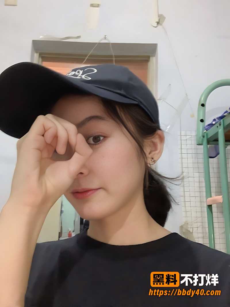 提起上衣露胸