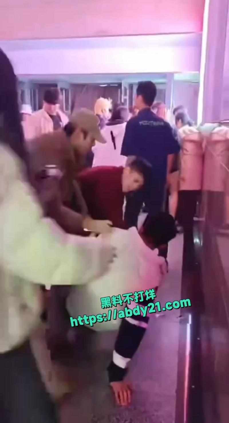 商场精神小伙大乱斗5