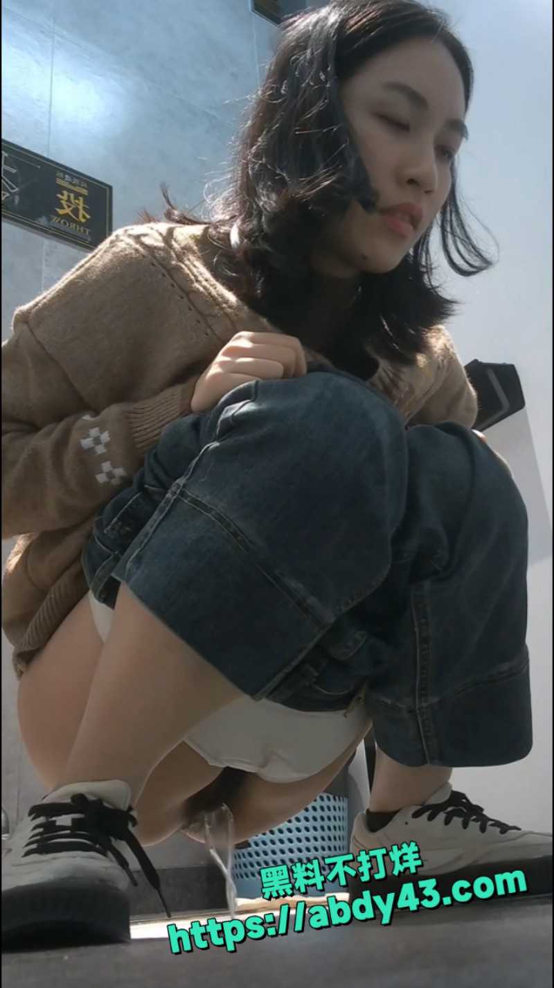 厕所偷拍国产美女 8