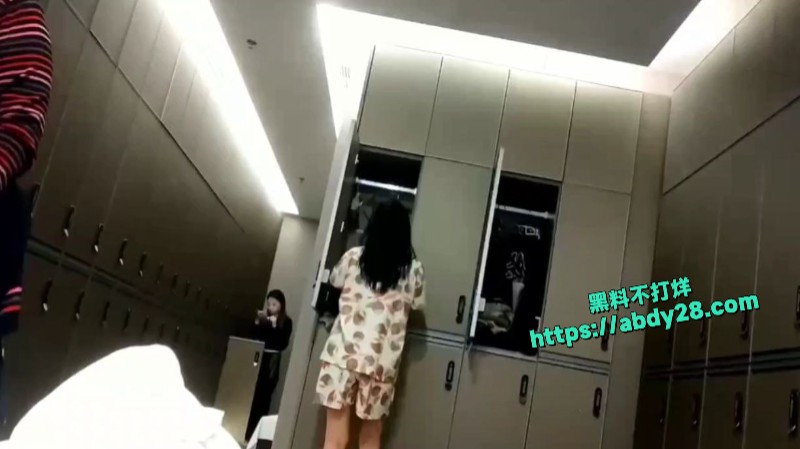 澡堂会所的更衣室里偷拍4