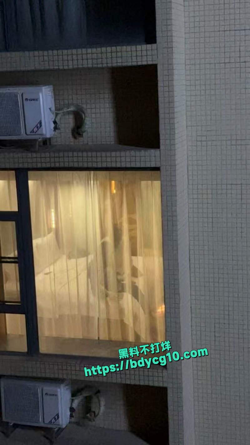 夫妻做爱不拉窗帘被对面楼一群老六拍下全程2
