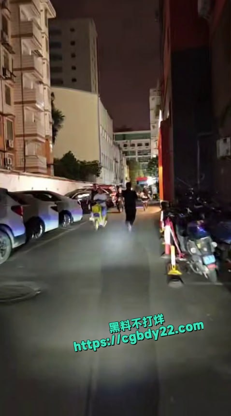 站街小姐当街逃跑被老鸨‌追上拽着头发抓回来 1