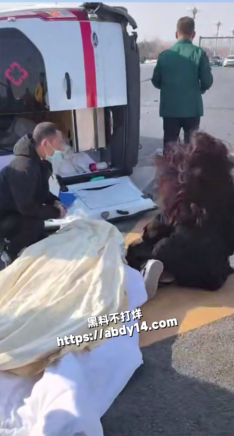 邯郸救护车闯红灯跟出租车相撞5