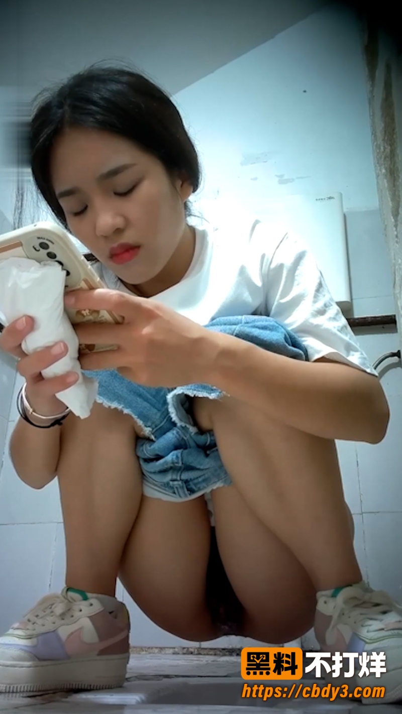 厕拍大神潜入商场女厕前景偷拍 5