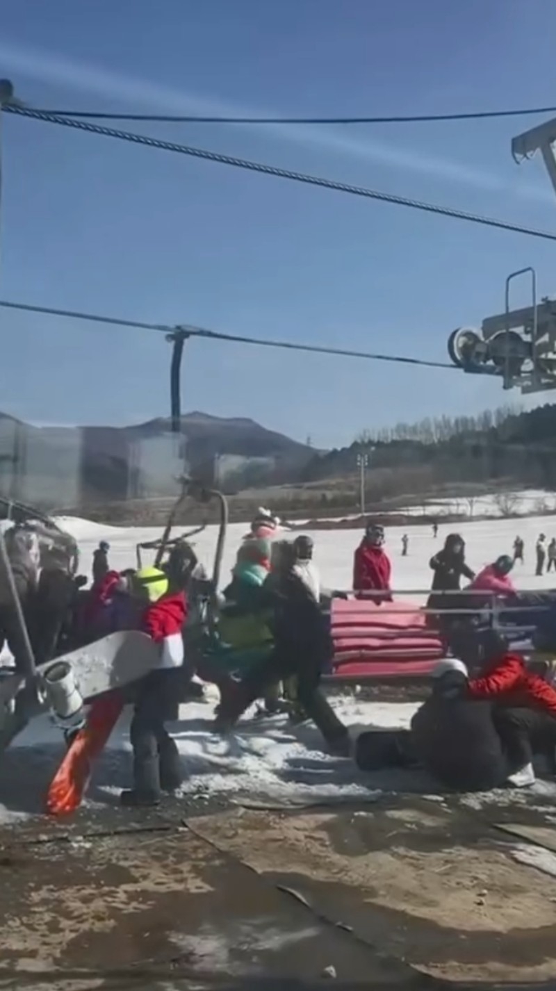 辽宁某滑雪场突发缆车失控 11