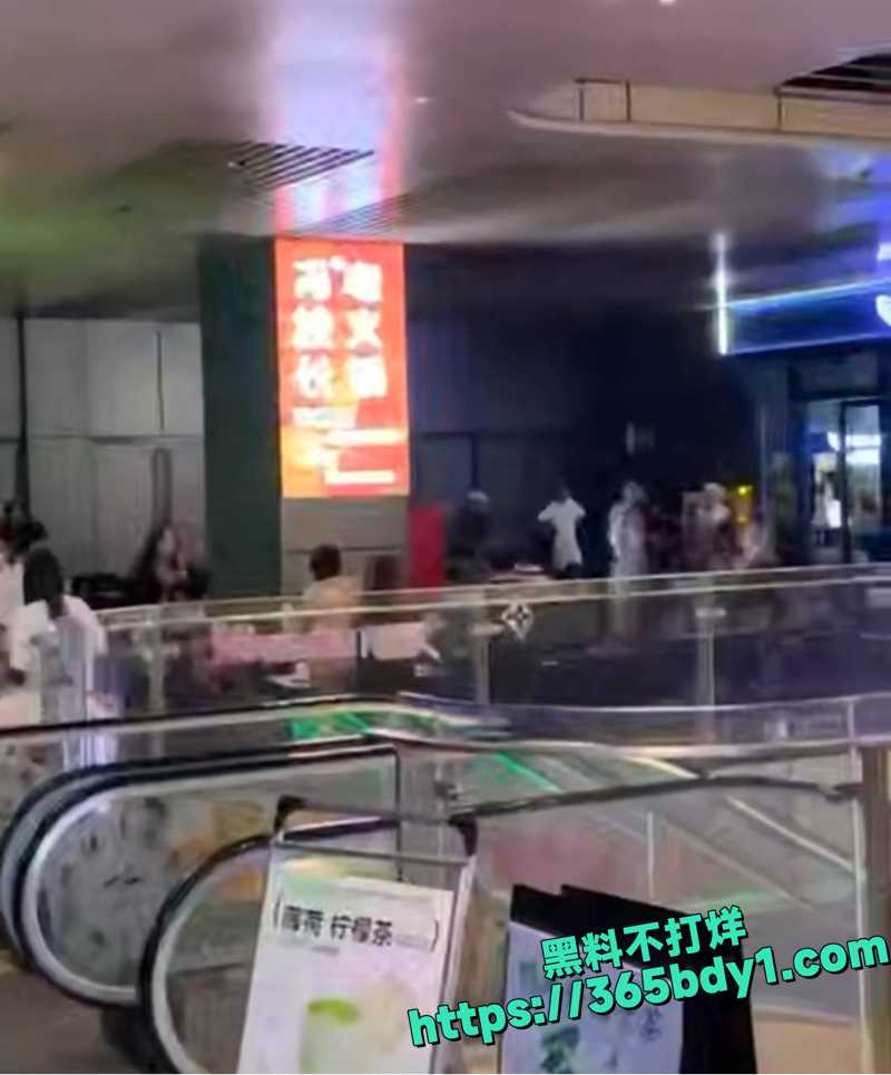 广东汕头多名精神小伙街头互殴1