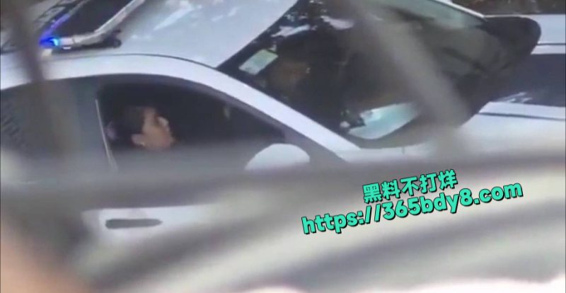 墨西哥警察上班扣同事4