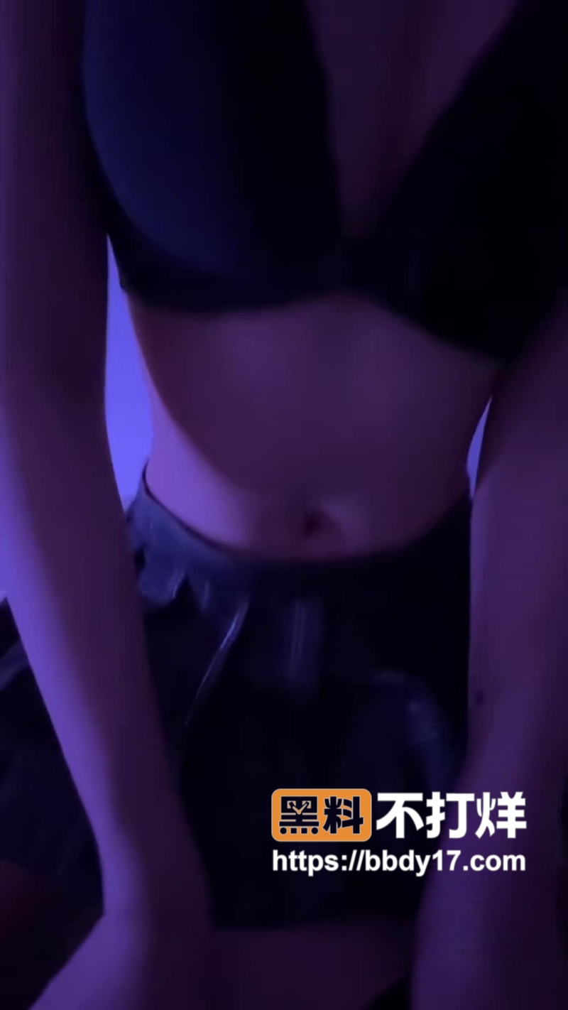 短发小妮子穿上小JK4