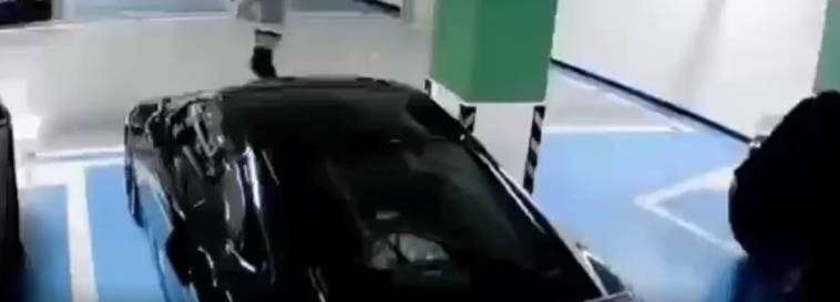 【新奇视频】让你爬车，这下好了摔了个大马趴了吧