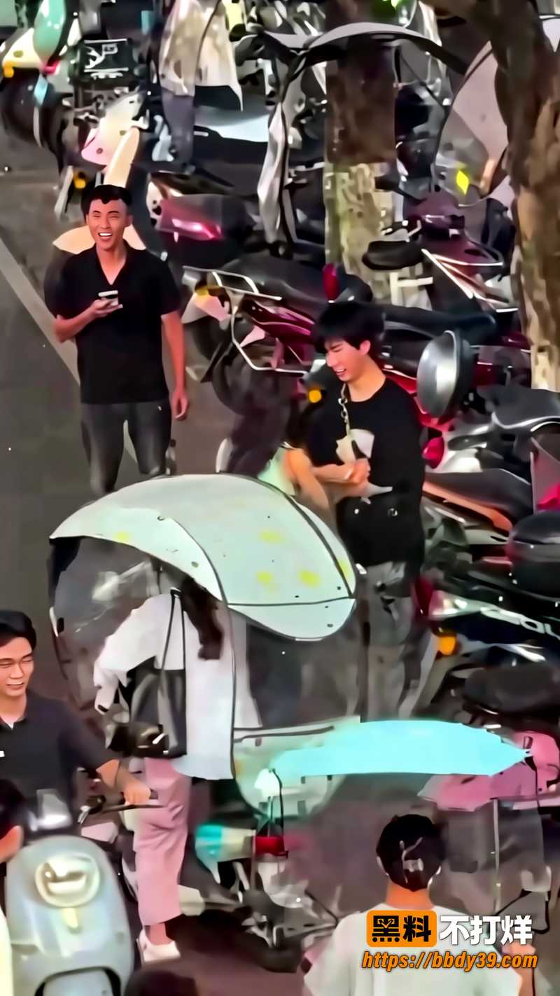 街头亲密行走 肢体接触频繁