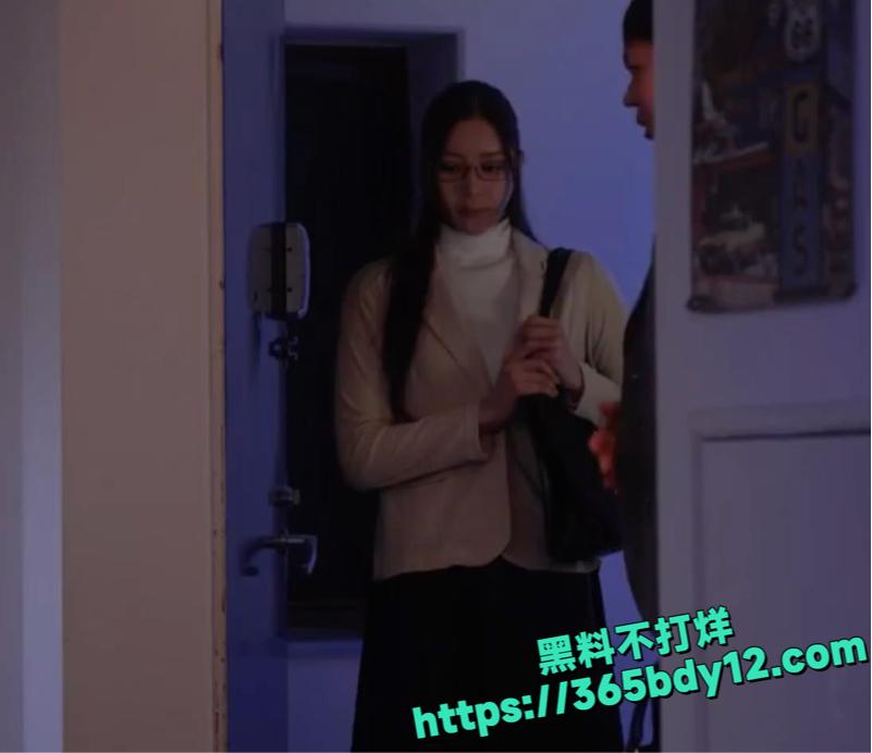 办公桌上玩后入1.j
