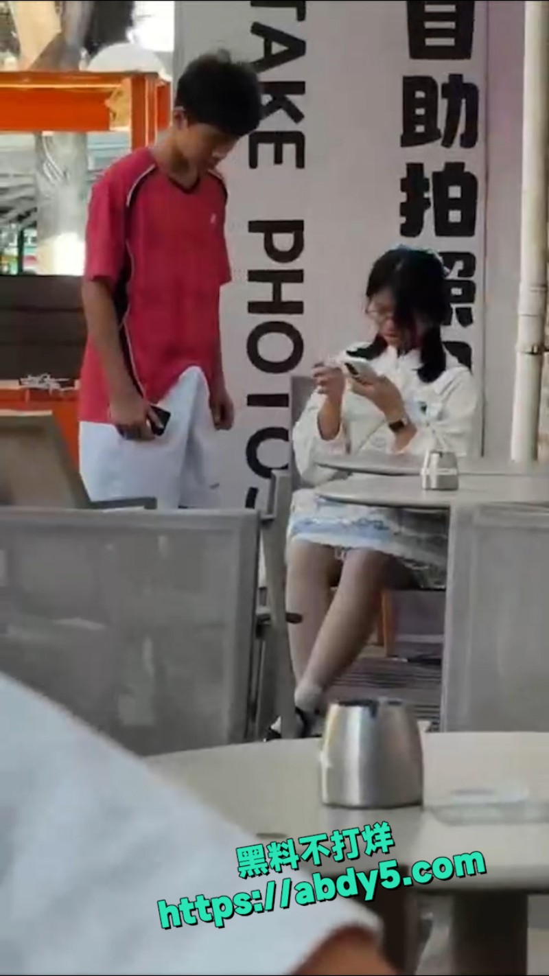 年轻小哥一柱擎天 9