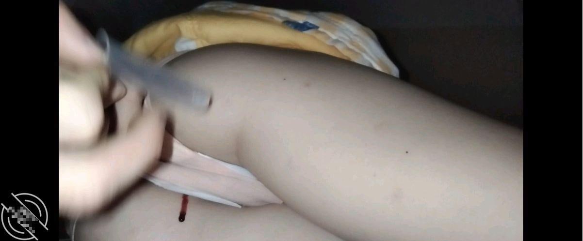 【原创首发】妹妹睡着了,我去玩儿她的屁眼,把逼逼⾥的姨妈⾎捅出来了 8p+6分钟视频