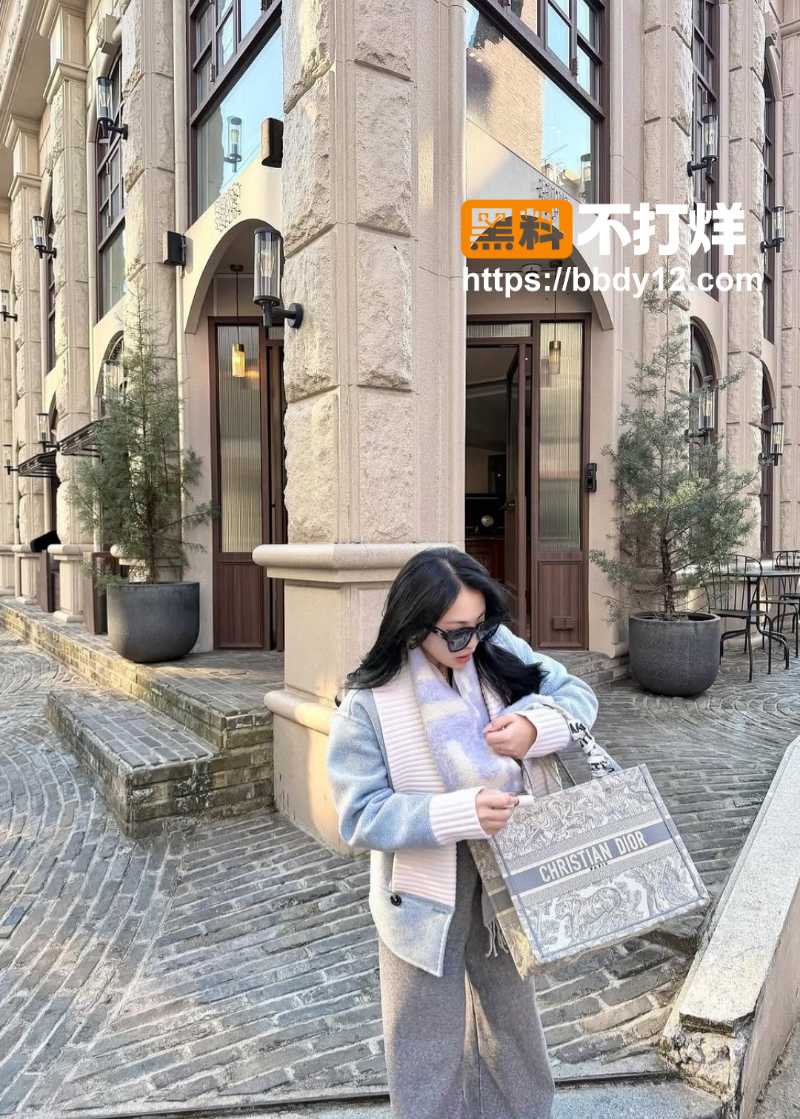 高颜值巨乳服装店老板娘06