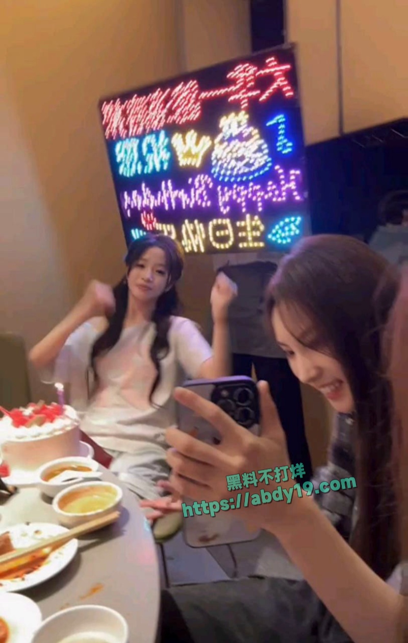女团成员谢珊珊陪睡大佬视频 35