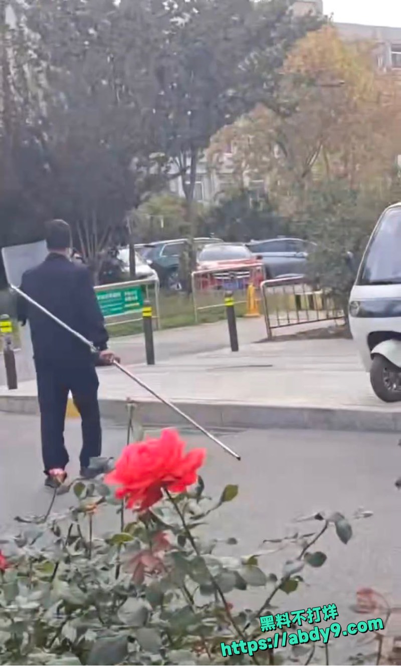 郑州花园路持刀男威胁群众6