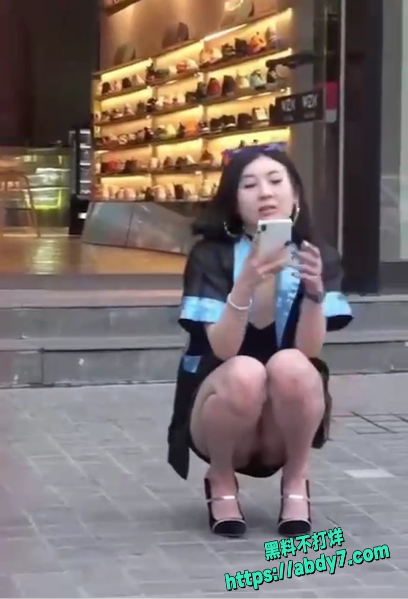 少妇真空逛街视频1
