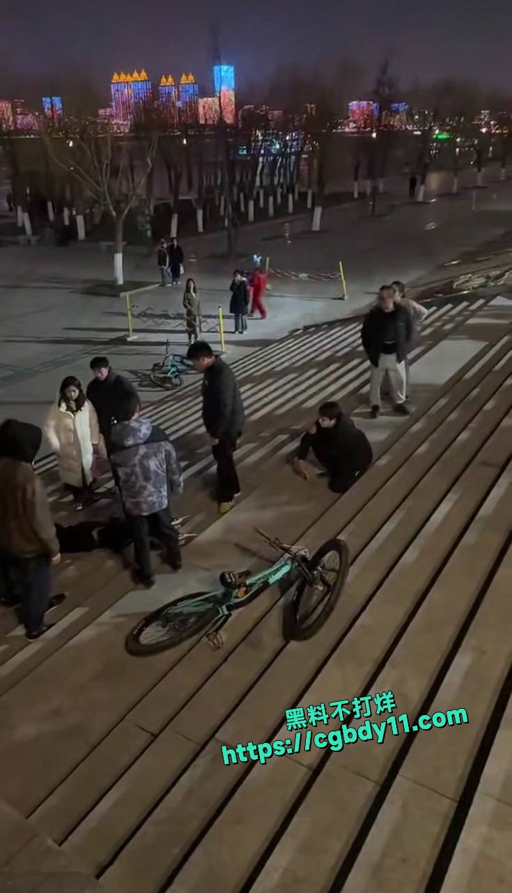 躺在地上准备拍照片呢，没想到直接被撞3