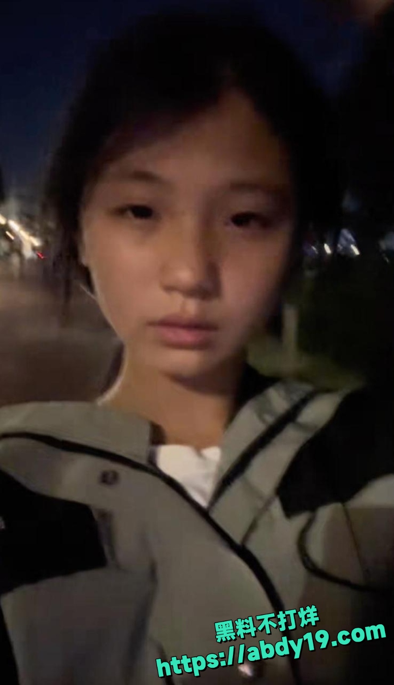 女大学生给金主口交视频 7