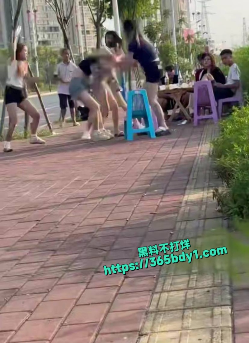 精神小妹啤酒瓶砸人1